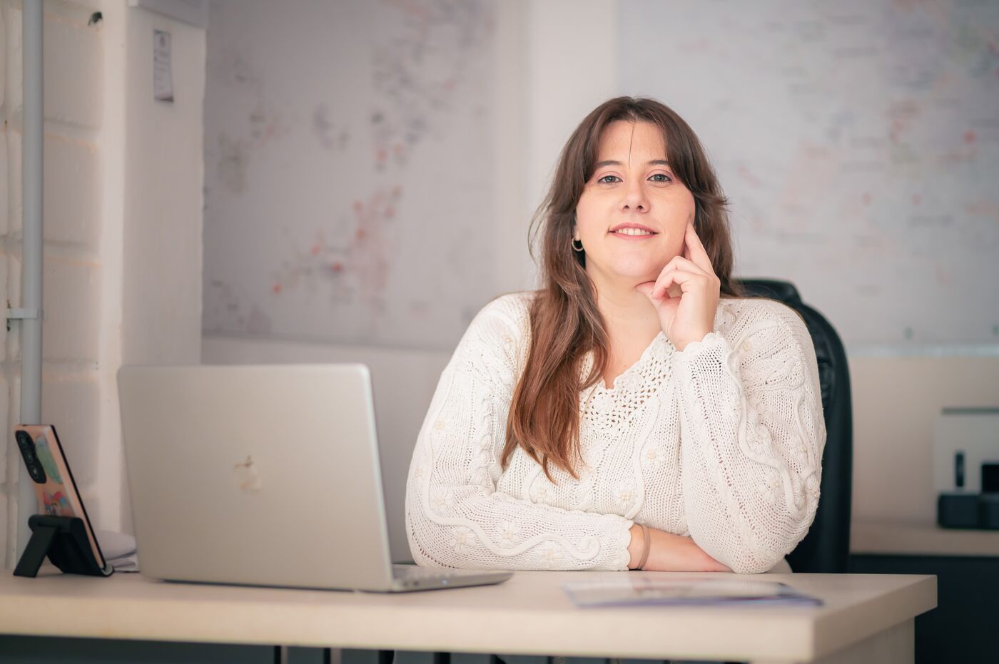 Lucía Baldebenito trabajando en su escritorio