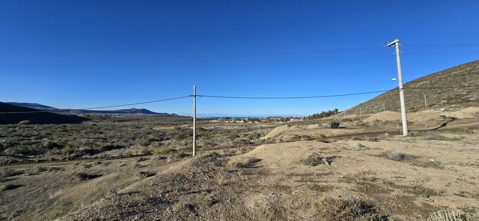 Vista amplia del terreno con salida a los servicios en Loteo La Reserva